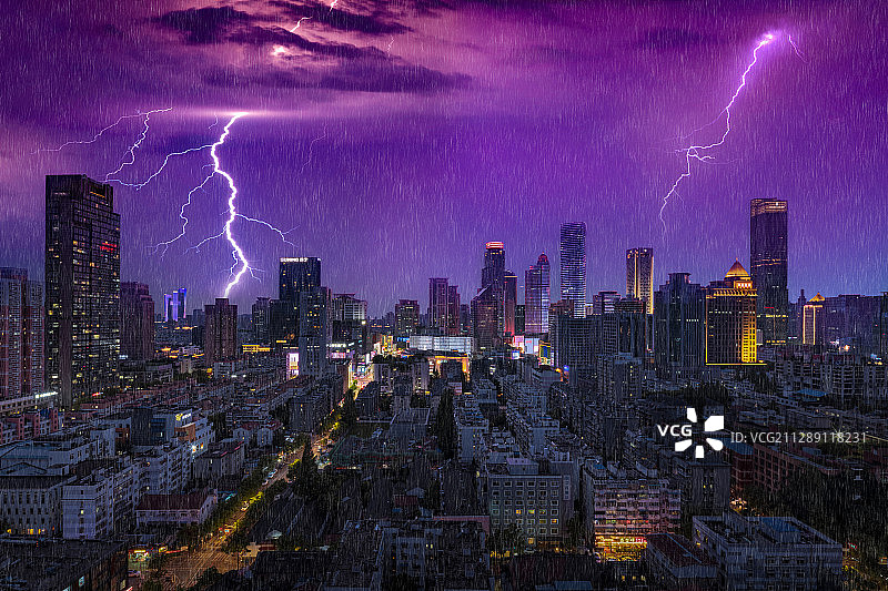 大雨滂沱图片素材