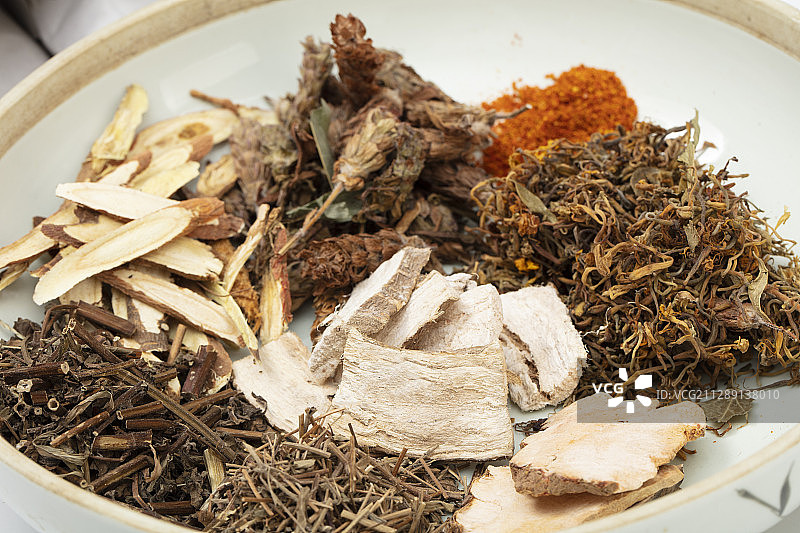 制作传统凉茶的药材图片素材