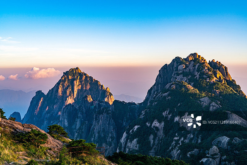 傍晚的中国安徽省黄山市黄山风景名胜区天都峰与莲花峰图片素材