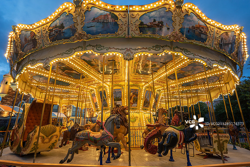 越南岘港巴拿山游乐场的旋转木马图片素材
