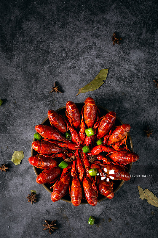 石纹桌面上的一盘龙虾图片素材