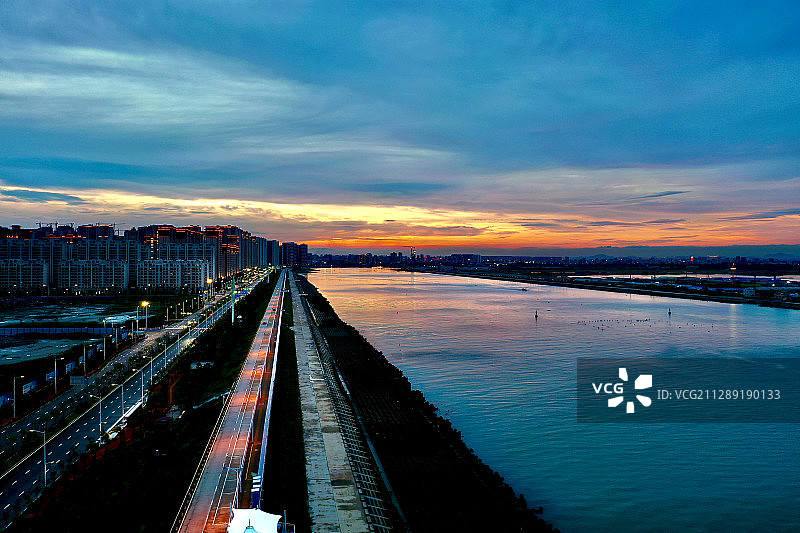 汕头东海岸的夕阳照在新津河出海口上图片素材