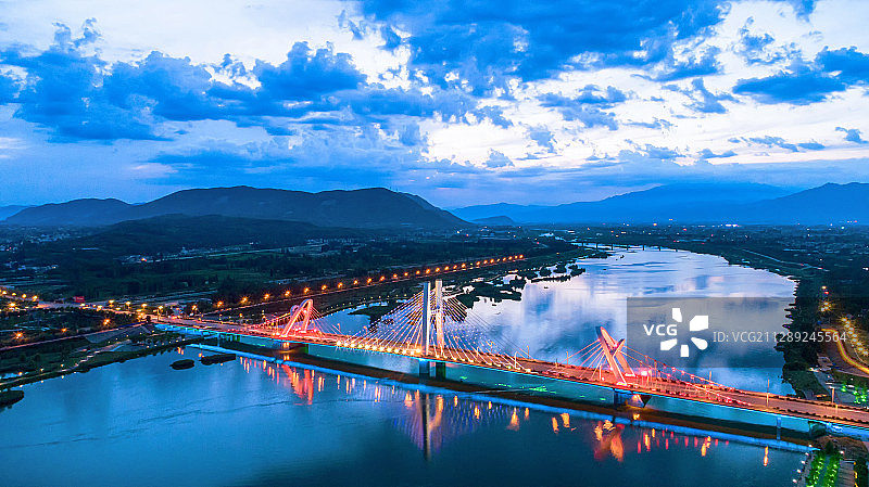 蓝调龙岗大桥图片素材