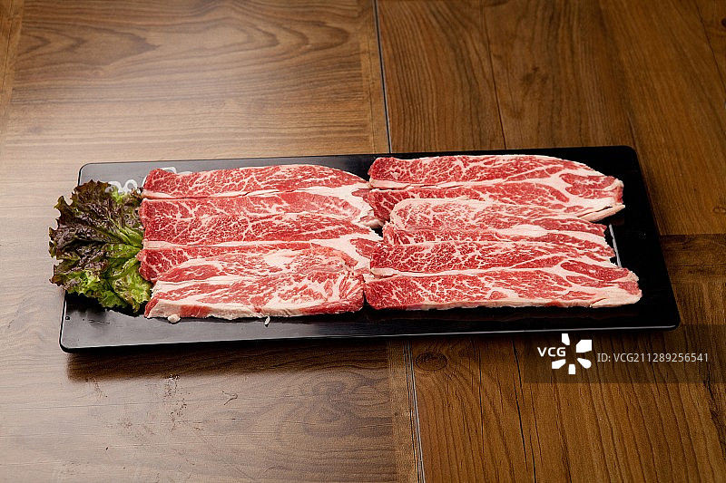 烤生牛肉牛肋骨图片素材