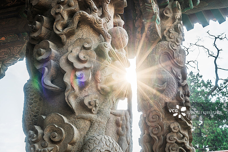 山东济宁曲阜孔庙大成殿龙柱图片素材