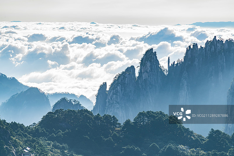 晨间中国安徽省黄山市黄山风景名胜区北海景区云海与山峰图片素材