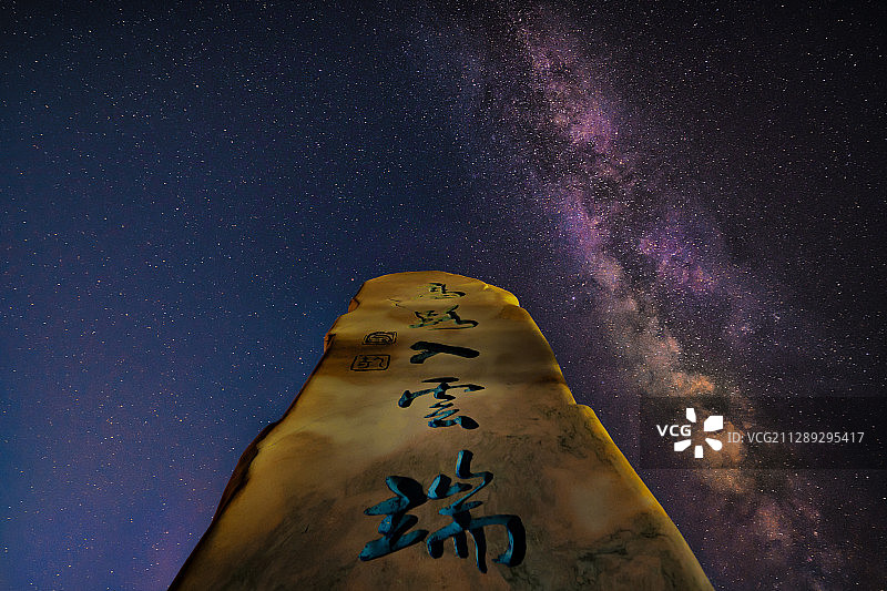 江西南昌梅岭山顶的星空银河图片素材