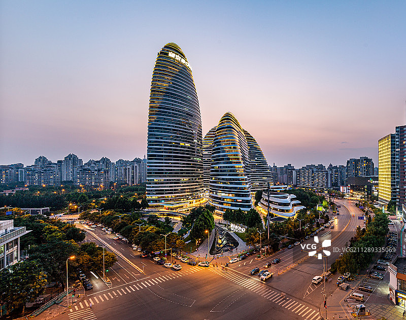 中国首都北京朝阳望京SOHO日落蓝调夜景城市车轨十字路口扎哈图片素材