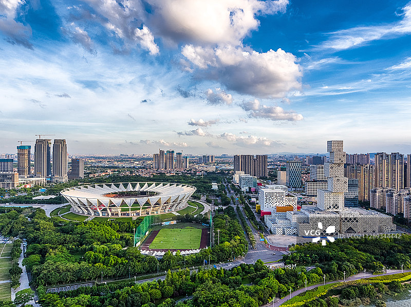 航拍视角下的佛山世纪莲体育中心-佛山图书馆-佛城市天际线全景图片素材