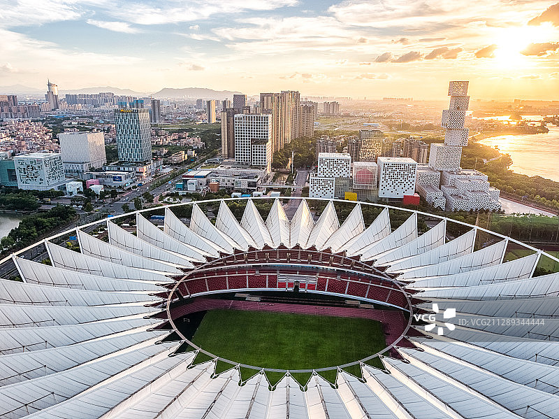 航拍视角下的佛山世纪莲体育中心-佛山图书馆-佛城市天际线全景图片素材