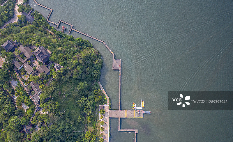 何处望神州？满眼风光北固楼。图片素材