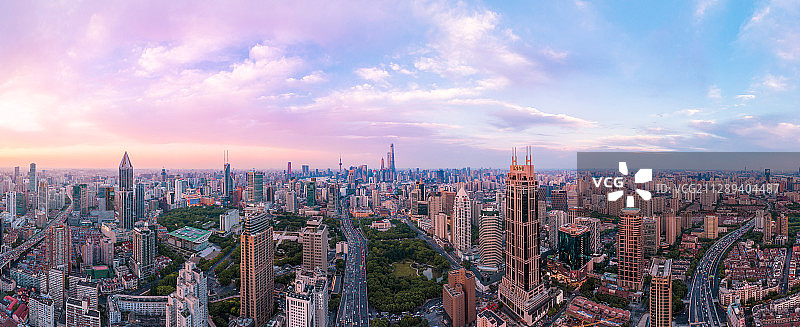 鳞次栉比，粉色夕阳。上海市中心航拍全景图。图片素材