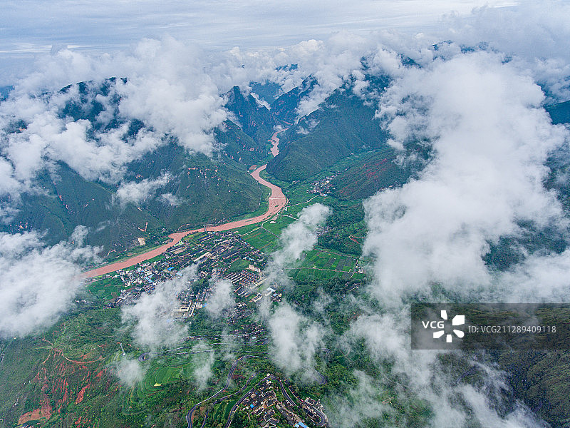 云南省易门县绿汁镇绿汁江和云雾图片素材