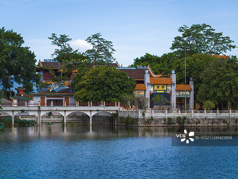 肇庆市鼎湖区砚洲岛上的包公祠古建筑蓝天白云湖水牌坊图片素材