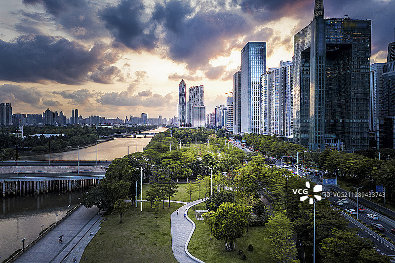 夕阳下的广州珠江岸边绿化带与城市风光图片素材