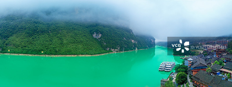 航拍视角下的重庆酉阳乌江画廊与龚滩古镇全景图片素材