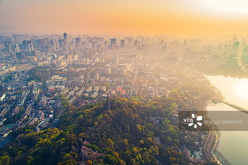 航拍晨曦中的中国浙江省杭州市西湖宝石山与城区全景图片素材