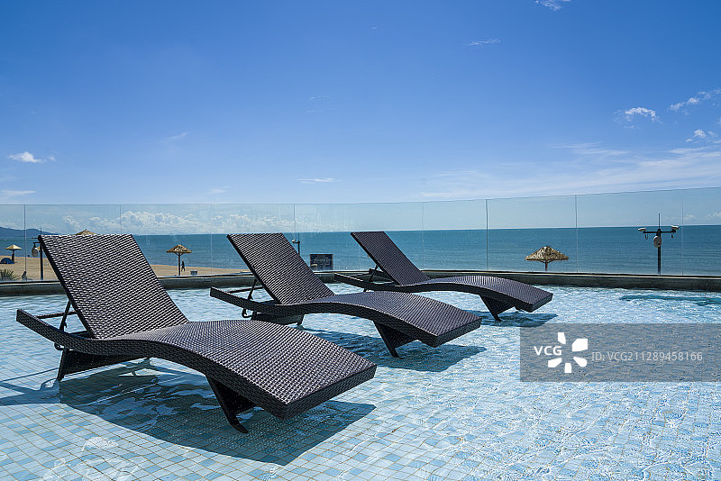 蓝天白云下大海边上的无边际游泳池图片素材