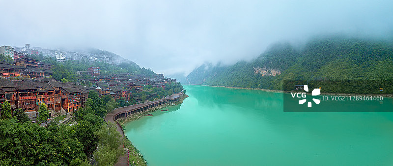 航拍雨雾中的重庆酉阳龚滩古镇与乌江画廊全景图图片素材