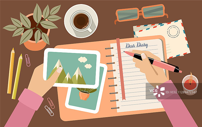 女人手握钢笔在日记中写作图片素材