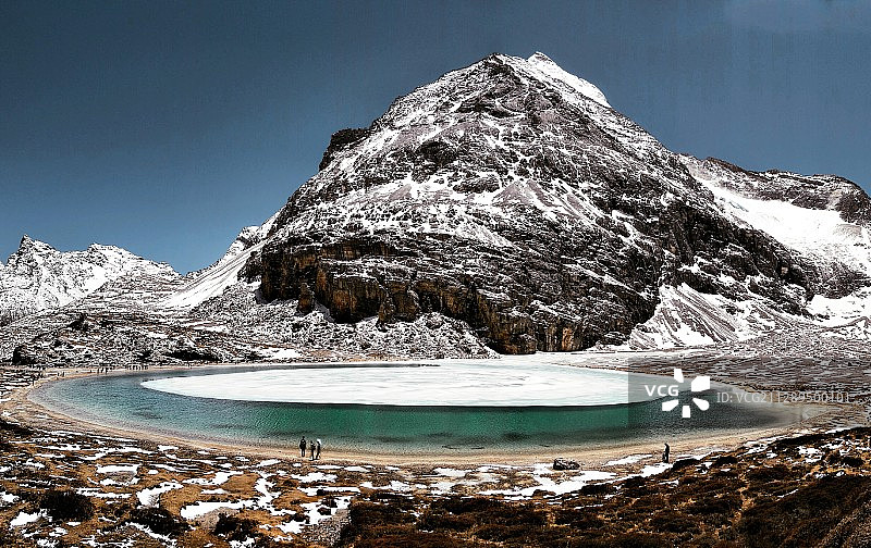 稻城亚丁牛奶海-高原上的一颗蓝色眼泪图片素材