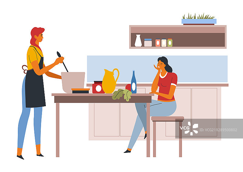 女性在厨房交谈，同时女性在做饭图片素材