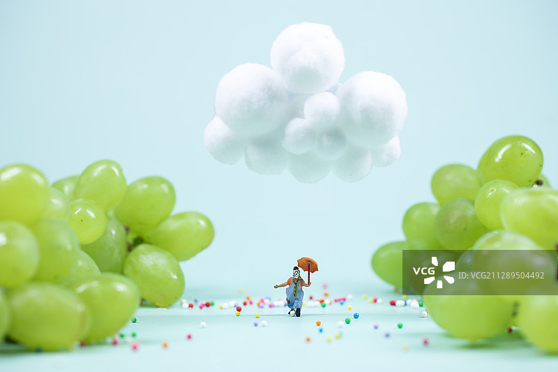行走在葡萄乐园的小丑图片素材
