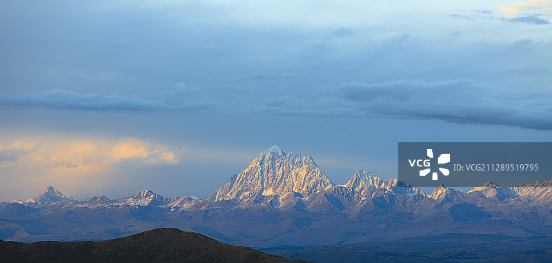 川藏线318国道上远眺贡嘎山日落金山图片素材