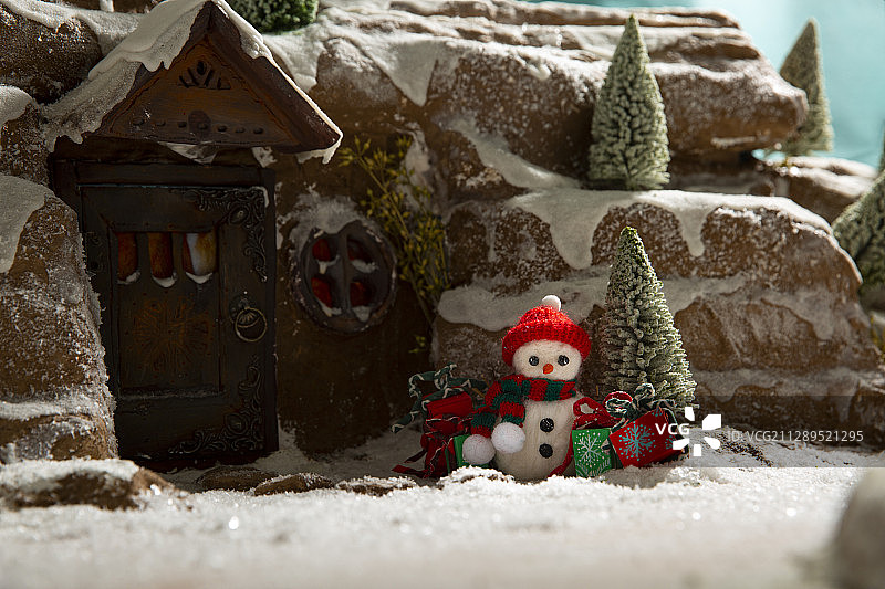 圣诞老人家外雪人和礼物创意微景观静物图片素材