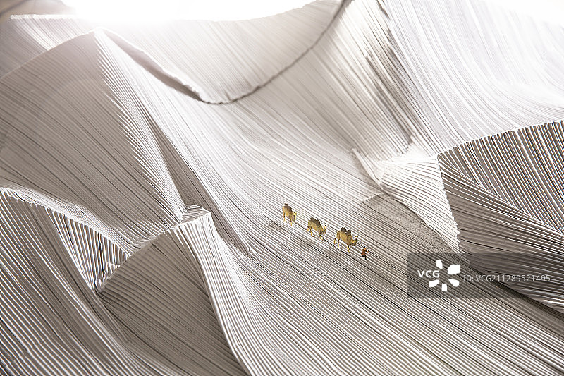 沙漠骆驼和老人模型创意微景观静物图片素材