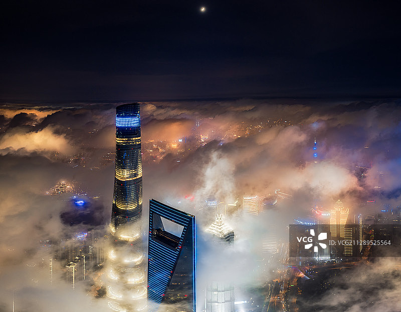 陆家嘴夜景航拍平流雾图片素材