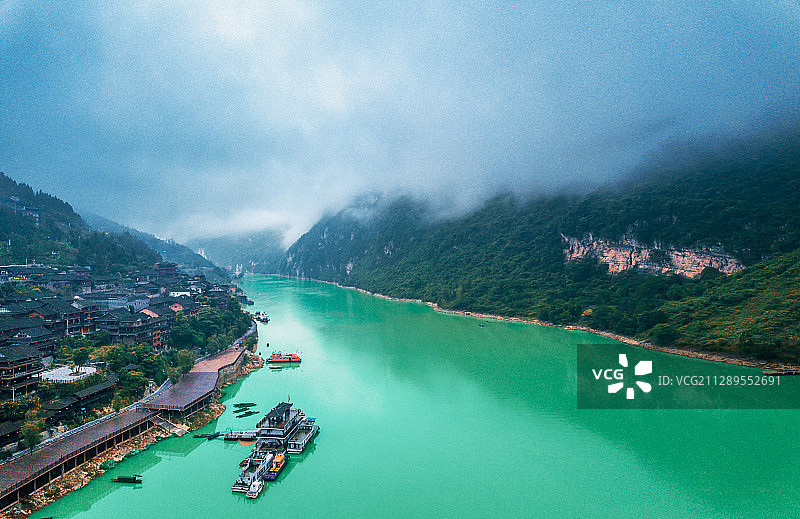 航拍雨雾天气下的酉阳龚滩古镇图片素材
