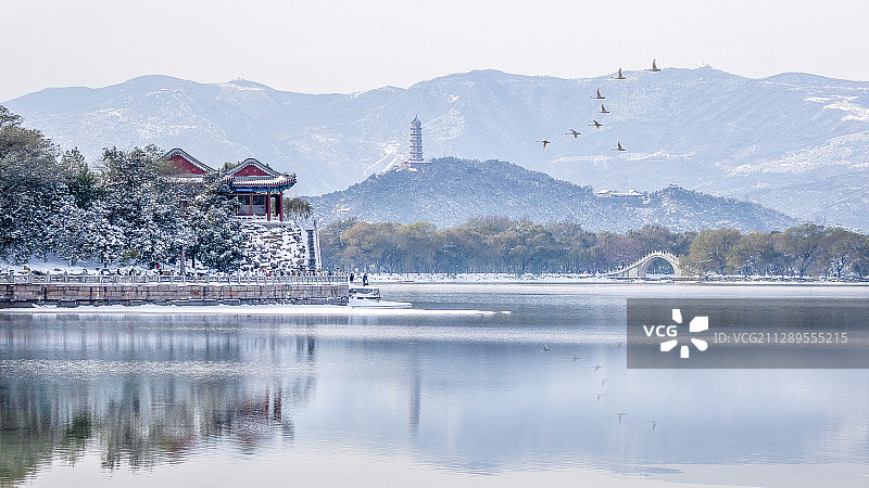 远山淡影入南湖图片素材