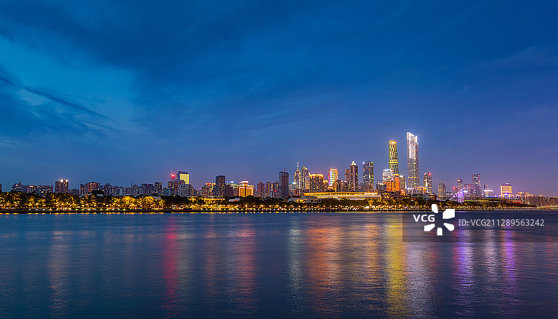 夜景全景广州都市风光旅游目的地城市天际线CBD经济商务金融区图片素材