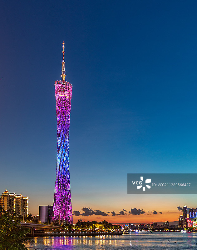 黄昏彩色广州塔大城市地标建筑电视塔旅游旅行目的地壁纸专题图片素材
