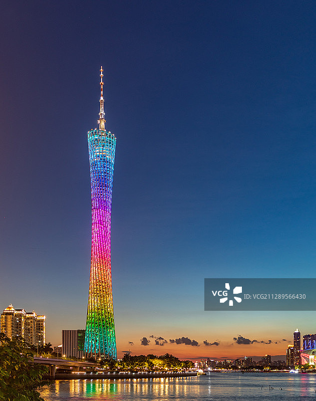 黄昏彩色广州塔大城市地标建筑电视塔旅游旅行目的地壁纸专题图片素材