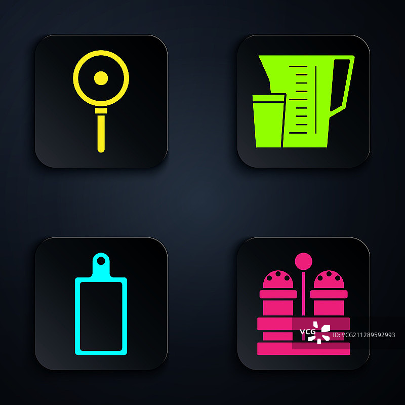 盐和胡椒粉、煎锅、砧板图片素材