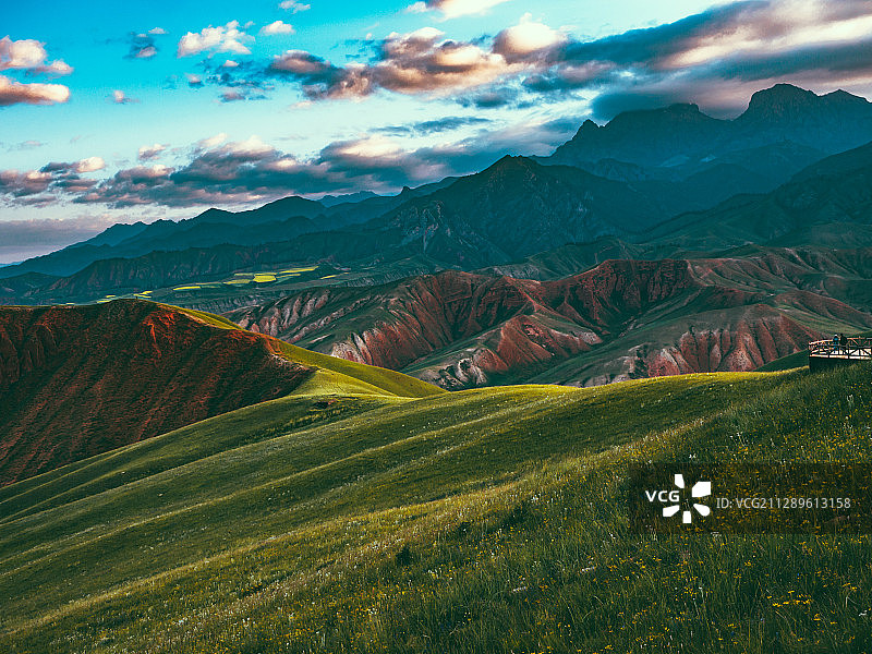 晨间中国青海省海北藏族自治州祁连县卓尔山丹霞地貌与森林图片素材