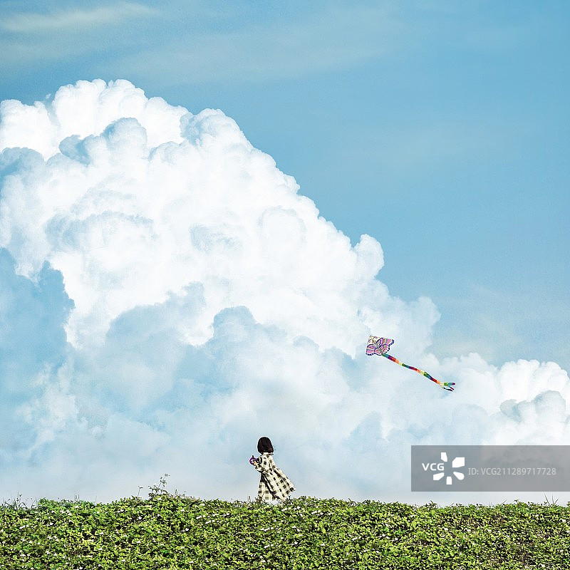 蓝天白云下草地上放风筝的女孩图片素材
