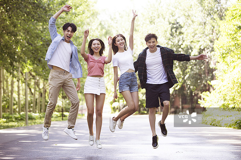 年轻朋友在户外游玩图片素材