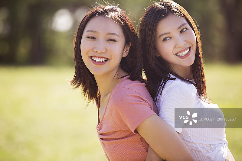 快乐的闺蜜在草地上玩耍图片素材