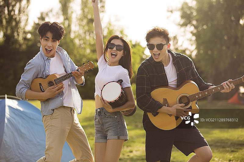 乐队在户外草地表演音乐图片素材