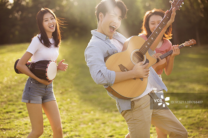 乐队在户外草地表演音乐图片素材