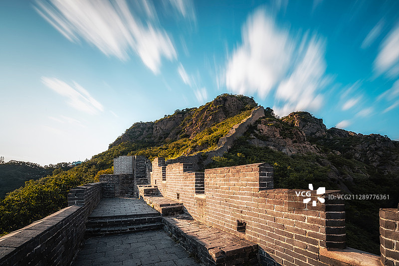 秦皇岛山海关角山长城蓝天白云金色夕阳图片素材