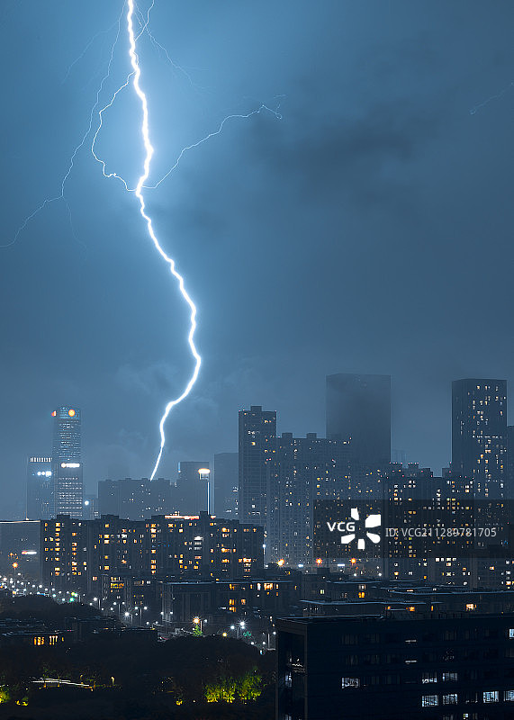 浙江省宁波市东部新城雷电夜景图片素材