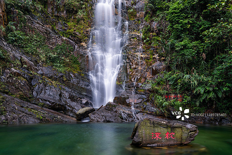 广东肇庆市鼎湖区鼎湖山飞水潭瀑布慢门流水碧绿湖水孙中山游泳处图片素材