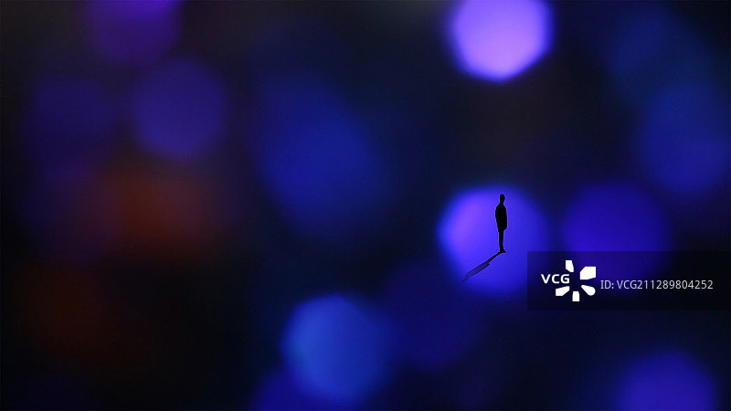 闪亮光晕下的的男人图片素材