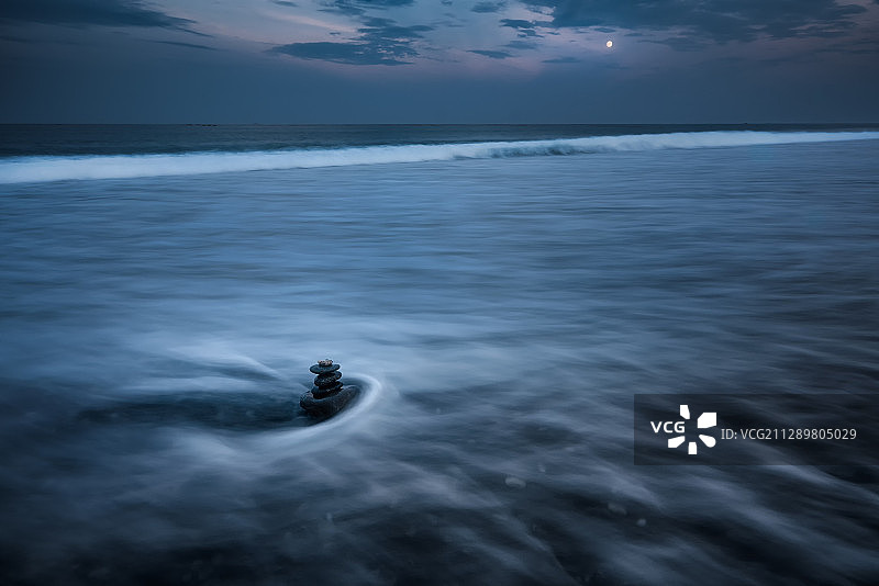 台湾花莲七星潭鹅卵石海滩圆月图片素材