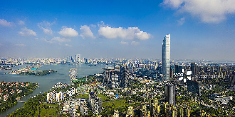 雨后天晴的苏州园区金鸡湖蓝天白云图片素材