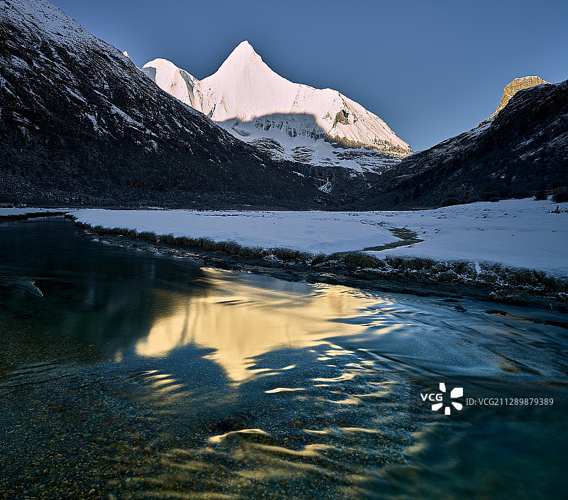 稻城亚丁央迈勇日照金山倒影图片素材